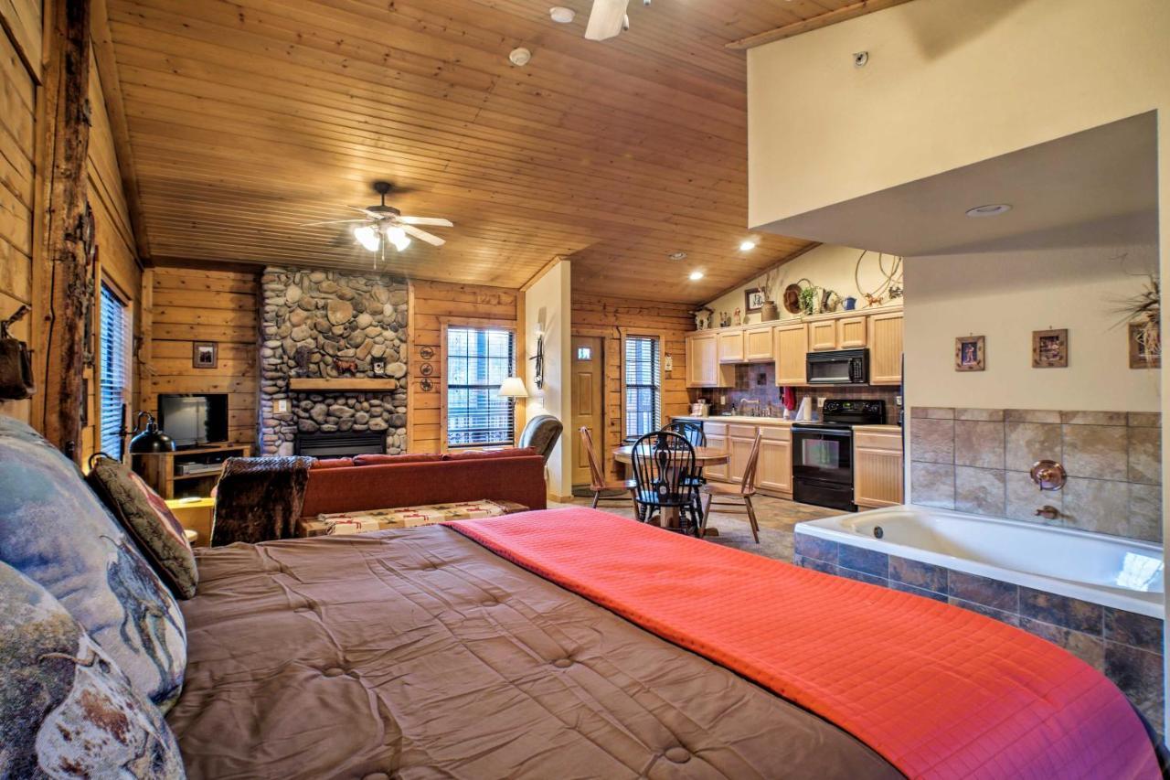 Cabin-Style Studio Right Off The Branson Strip!アパートメント エクステリア 写真